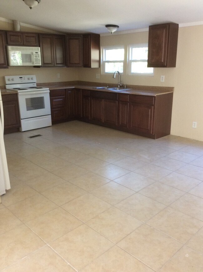 Foto del edificio - Large 4 Bedroom 2 bath DWMH