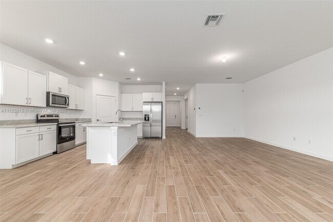 Building Photo - 2941 Breezeway Cir