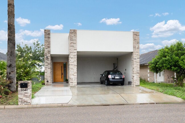 Building Photo - 2041 Lake View Dr