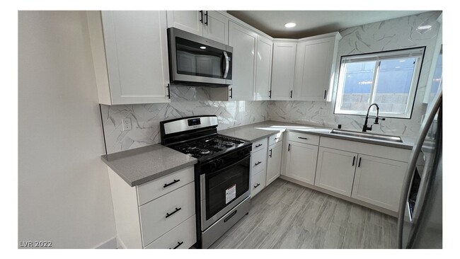 Building Photo - Gorgeously Renovated Home in a Cozy Neighb...