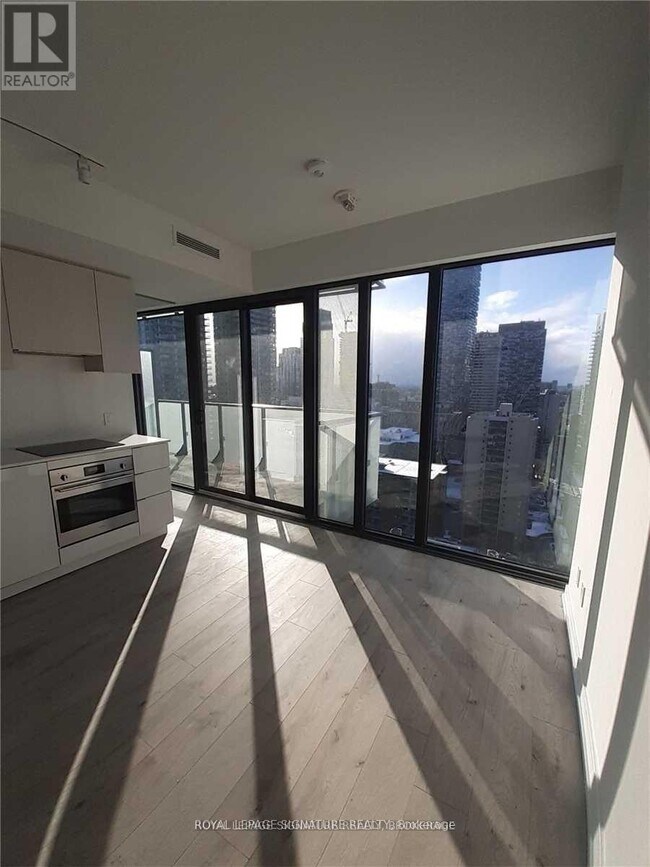 Building Photo - 161 Roehampton Ave