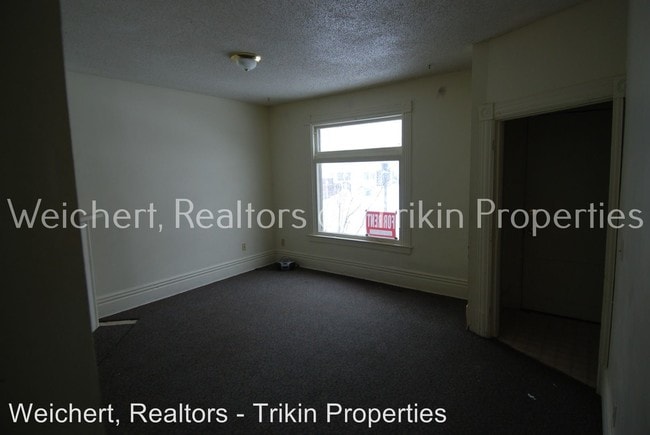 Building Photo - 460 Beaumont St E