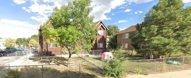 Building Photo - Second Floor Two Bedroom W/Private Fenced ...