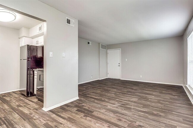 Foto del edificio - 7913 N Harwood Rd