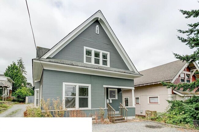 Foto del edificio - Large 6 Bedroom House Available in August!!