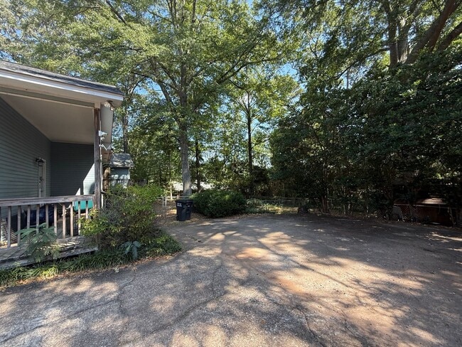 Building Photo - 1402 Northgate Dr