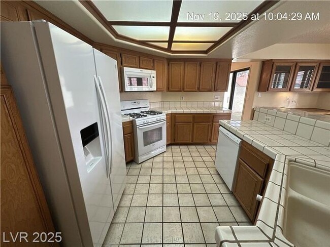 Foto del edificio - Spacious Family Home with Pool, Downstairs Bedroom & Oversized Primary Retreat!