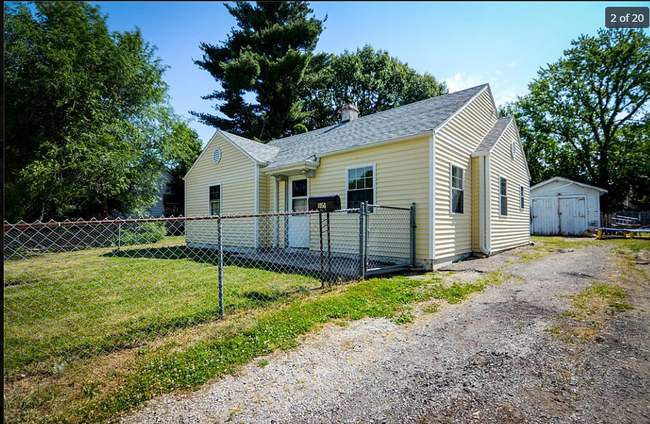 Building Photo - 1050 N University Ave