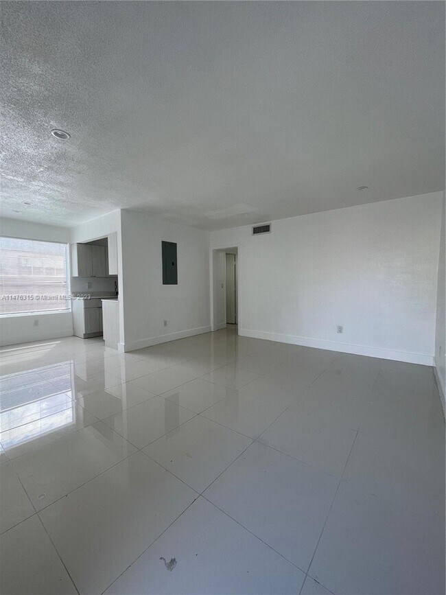 Foto del edificio - 552 NE 61st St