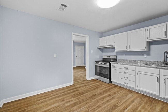 Foto del edificio - 102 Pine Cir