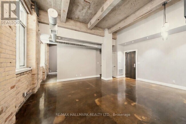 Photo du bâtiment - 201 Carlaw Ave