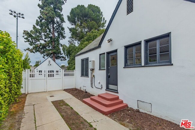 Building Photo - 949 Schumacher Dr