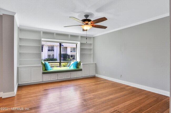 Foto del edificio - 8008 Hollyridge Rd