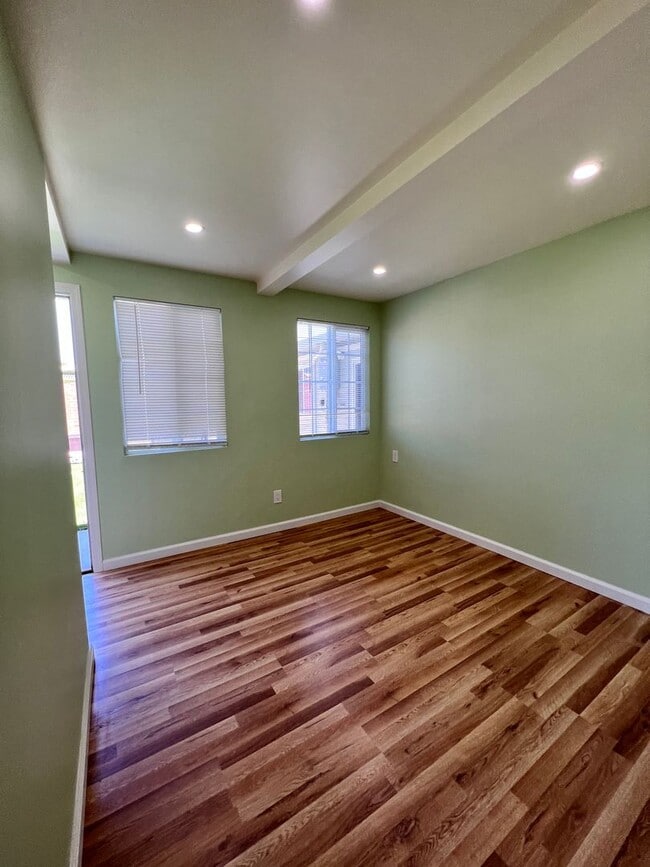 Building Photo - Beautifully remodled 2 bedroom cottage wit...