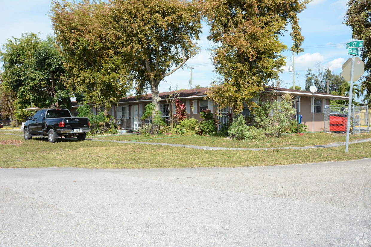 Primary Photo - 370 Douglas Rd