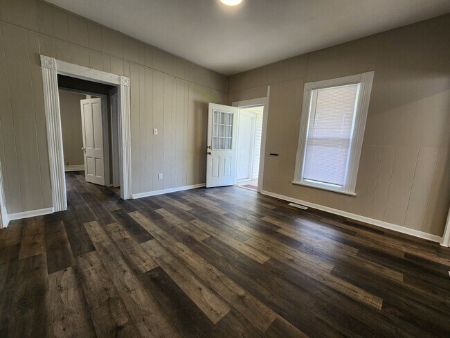 Building Photo - Spacious 3-Bedroom, 1-Bathroom Home AVAILA...