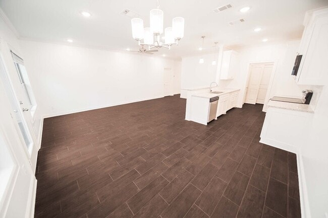 Building Photo - 826 Lindsey Ln
