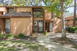 Building Photo - 8 Fairways Cir