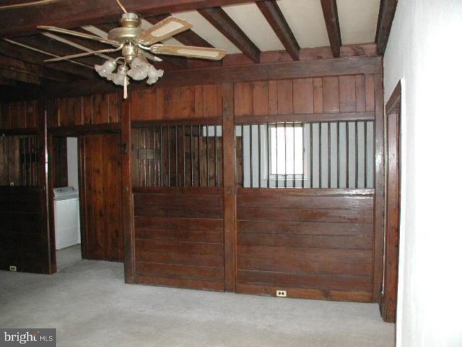 Building Photo - 325 Chestnut Wood