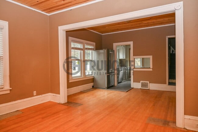 Building Photo - Large 3 Bedroom 2 Bath House w/Fenced in Yard and 2 Stall Garage!