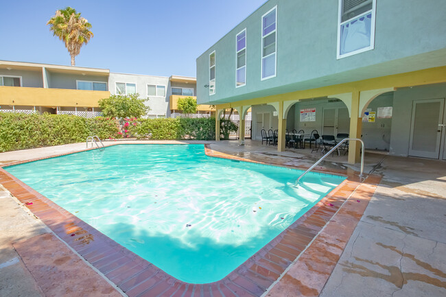 Building Photo - Reseda Continental Apartments