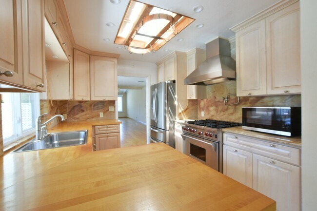 Foto del edificio - Well Maintained 3 Bedroom 2 Bath Home in Highly Desirable Saratoga Neighborhood!