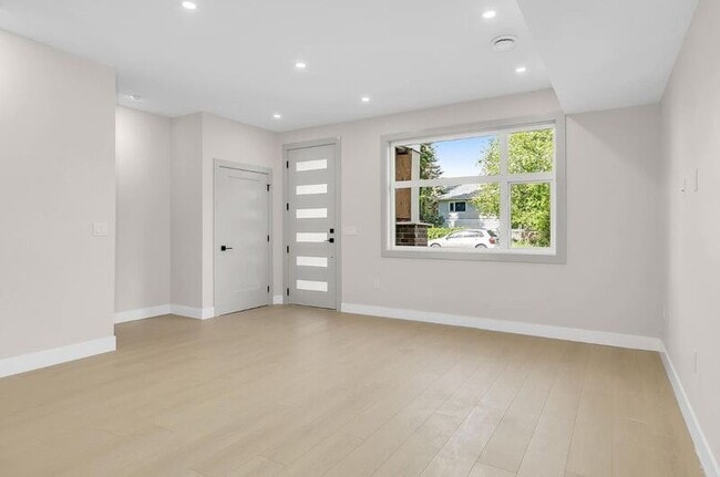 Building Photo - 2165 Woodlawn St