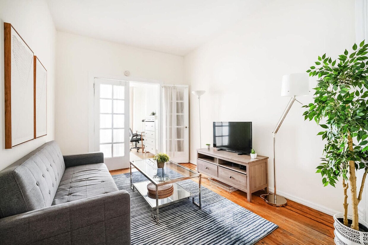 Foto principal - 211 E 14th St