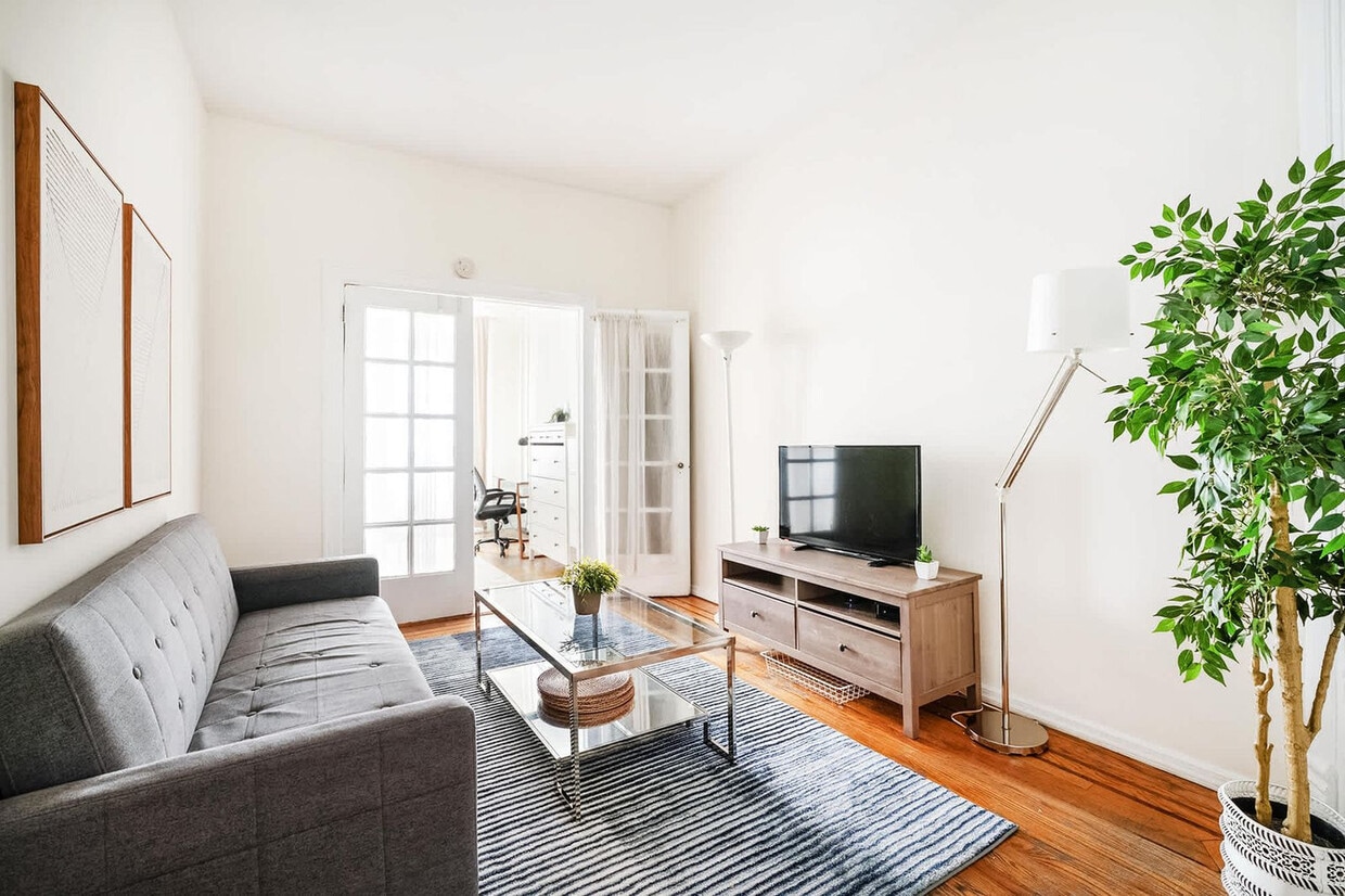 Foto principal - 223 E 14th St