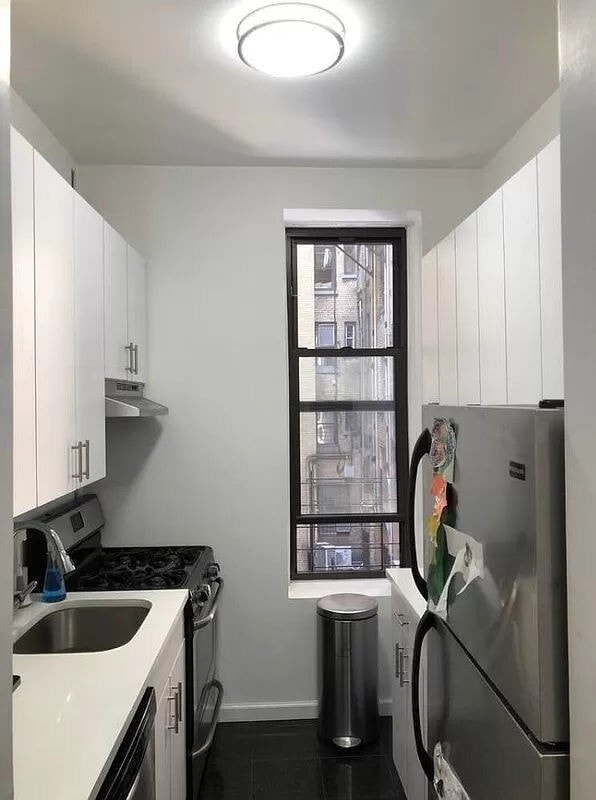 Building Photo - 104 E 81st St