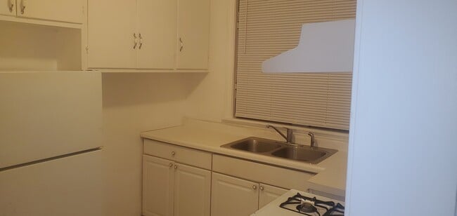 kitchen - 6519 S Eberhart Ave