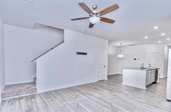 Building Photo - 302 Laurel Park Dr