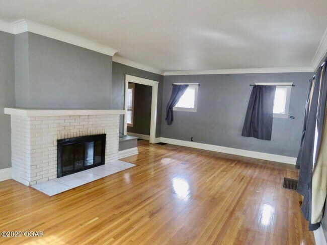 Building Photo - 602 N Byers Ave