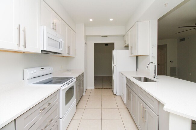 Building Photo - ** BEAUTIFUL UPDATED UNFURNISHED 2 BED PLU...