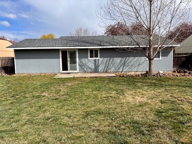 Foto del edificio - Charming 3-Bedroom Single-Level Home with Spacious Yard!