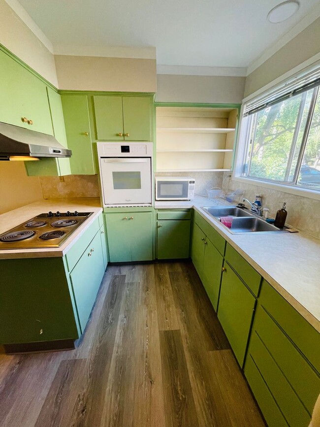 Foto del edificio - Charming 1 Bed, 1 Bath House with Yard in ...