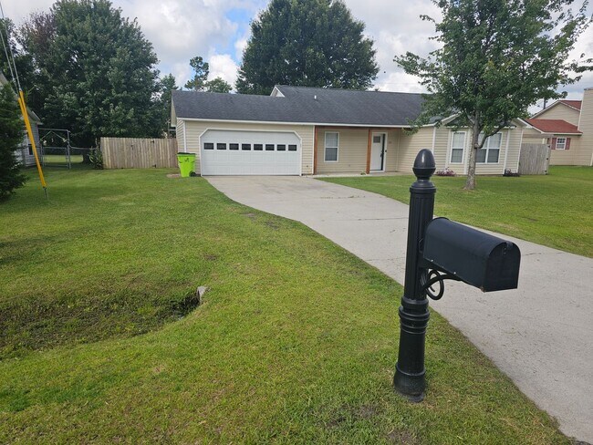 Foto del edificio - Cute 3 bedroom, 2 bath home with garage an...