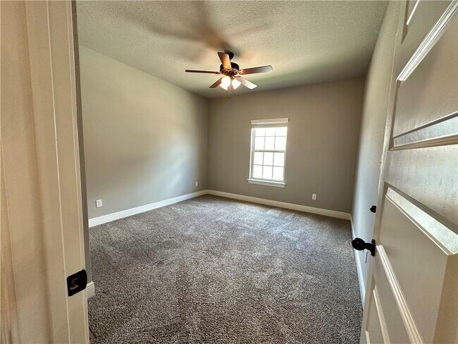 Building Photo - "Charming Fayetteville Home: 3 Bed, 3 Bath, 1709 Sq Ft with Granite & Hardwood Elegance!"