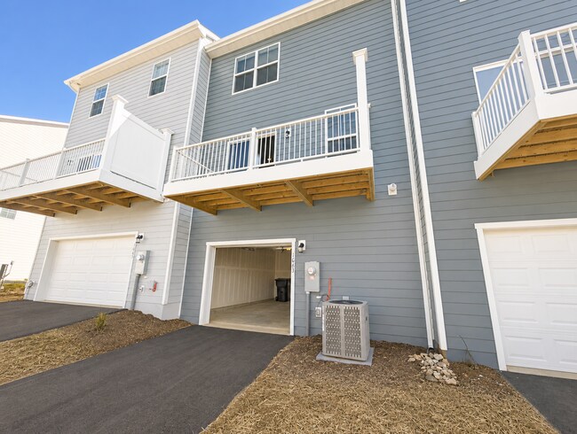 Foto del edificio - Modern Blacksburg Townhome with Garage, Balcony, Internet & Water Included with the Rent