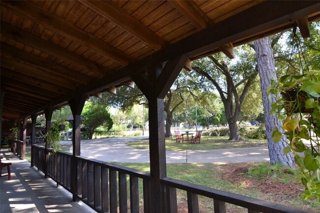 Foto del edificio - 2611 Primrose Dr