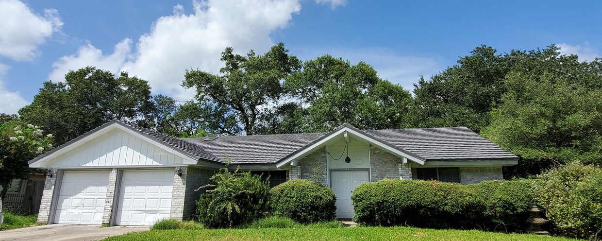 Primary Photo - Beautiful brick home in Beaumont West End