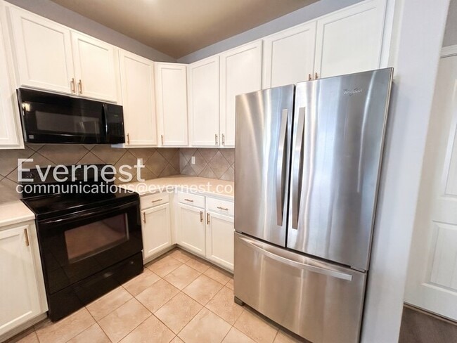 Foto del edificio - 3 Bed/2.5 Bath Townhome with Modern Amenities / Available Now!