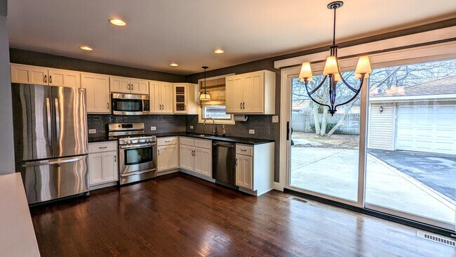 Building Photo - 5305 Pleasant Ln