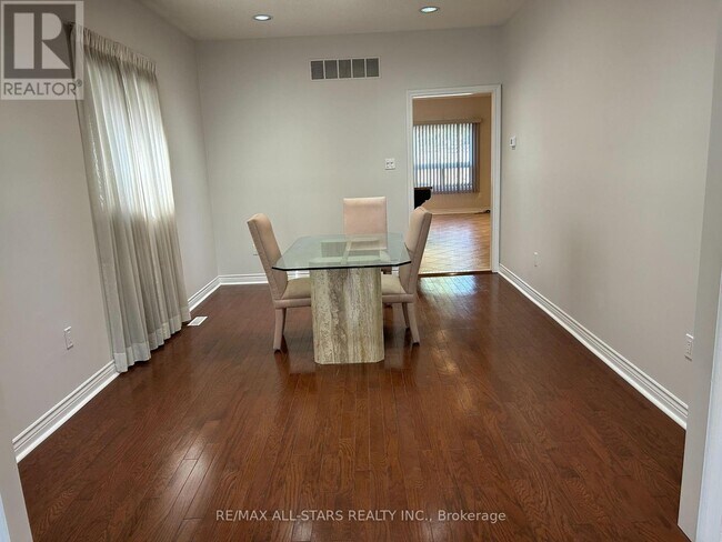 Building Photo - 171 Shaftsbury Ave