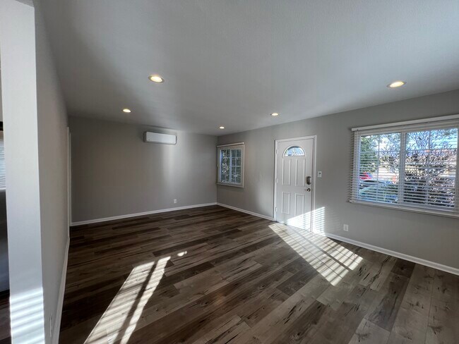 Foto del edificio - 7307 Ensign Ave