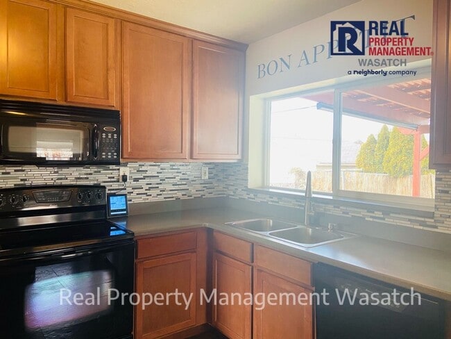 Building Photo - SUPER CUTE SINGLE FAMILY HOME IN MILLCREEK!!!