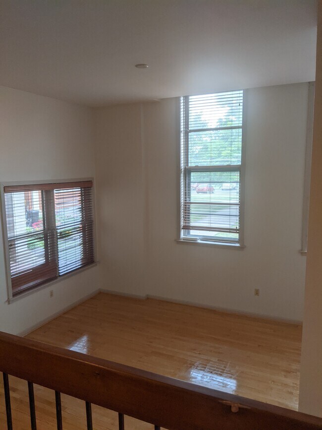 living room - 409 La Grange Ave