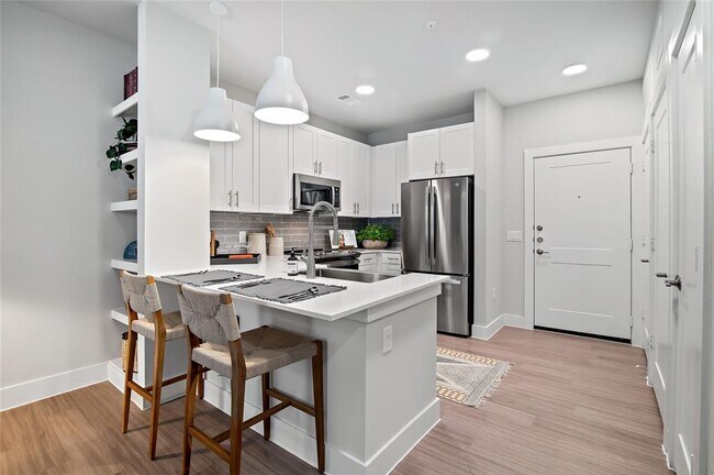 Building Photo - 250 N Vlg Dr