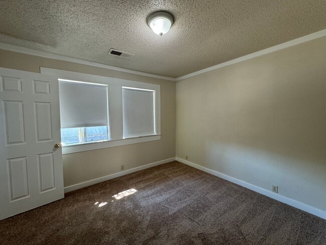Building Photo - 2 Bed 1 Bath Bungalow Old-town Roseville