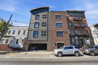 Building Photo - 515 30th St